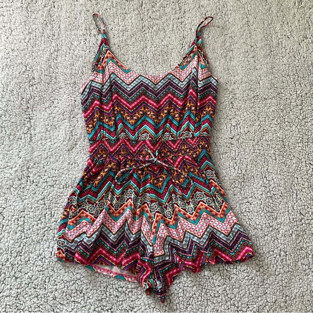 NWOT Lucy Love Boutique printed romper size small. - Picture 2 of 9